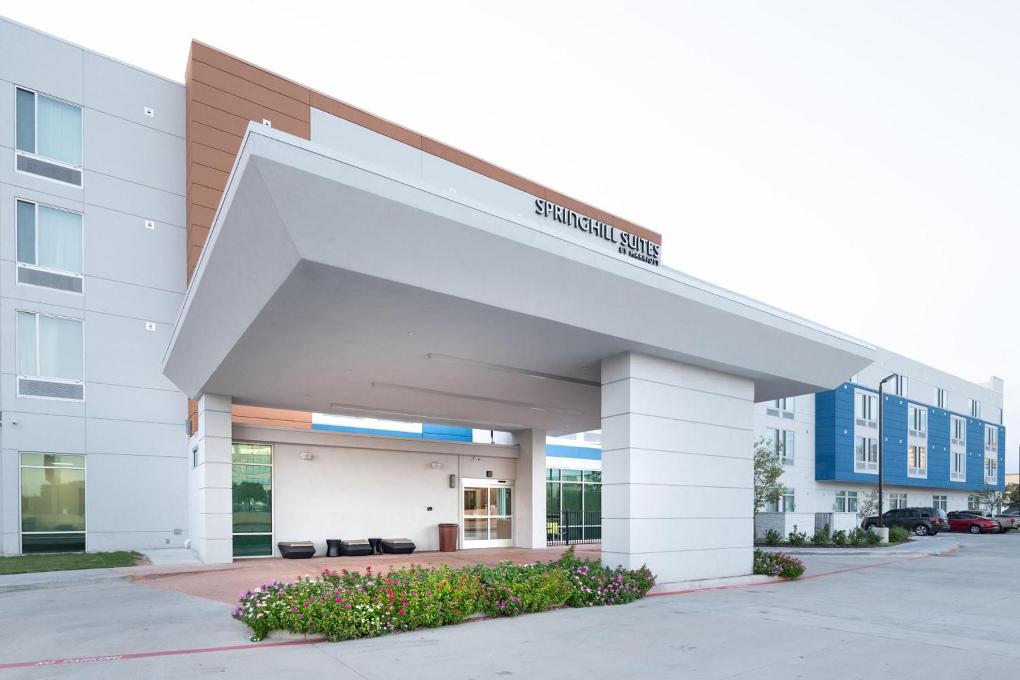 Springhill Suites Dallas Central Expressway Exterior photo